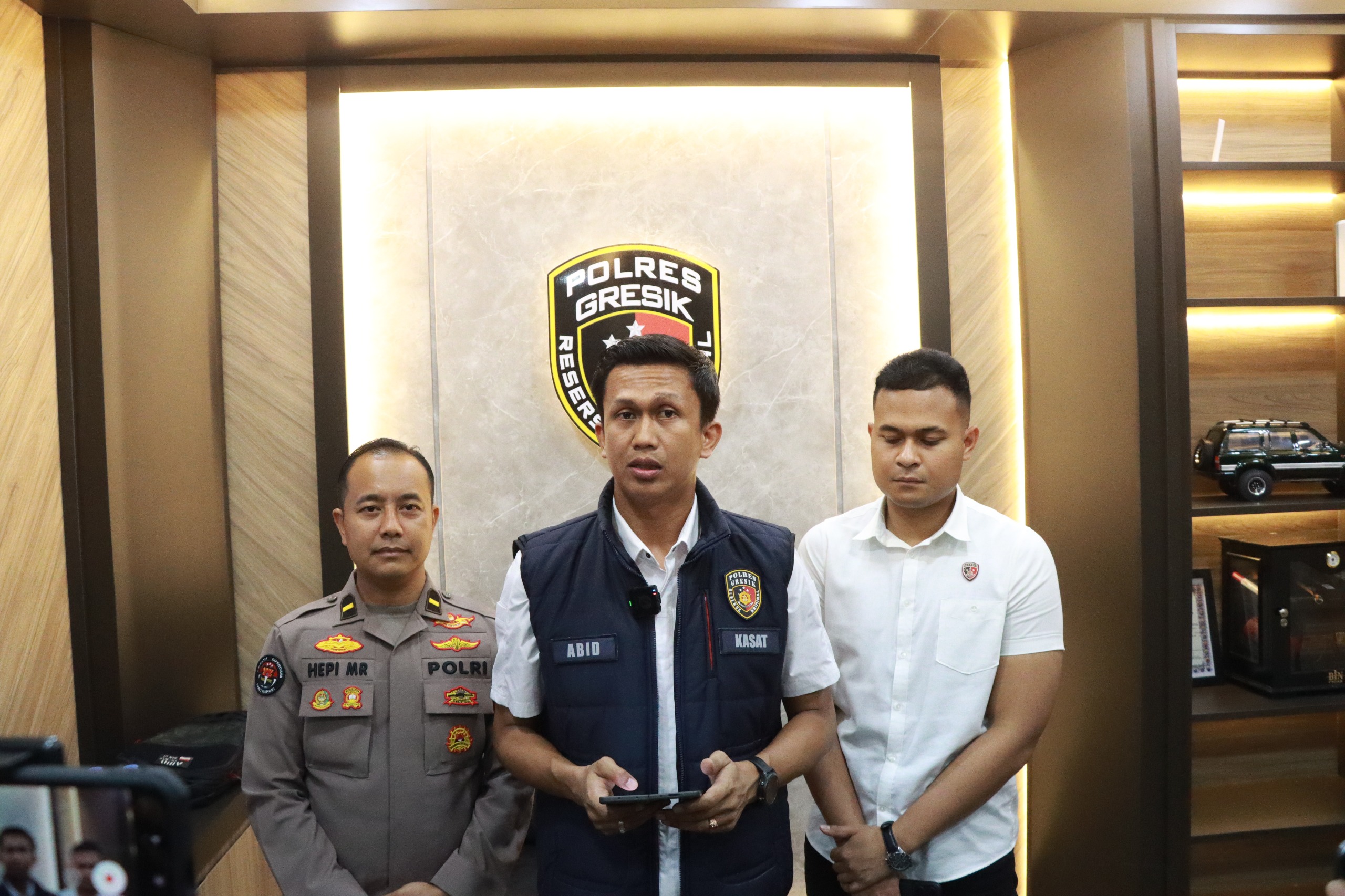 Foto : Kasatreskrim Polres Gresik, AKP Abid Uais Al-Qarni Aziz saat memberikan keterangan kepada awak media.