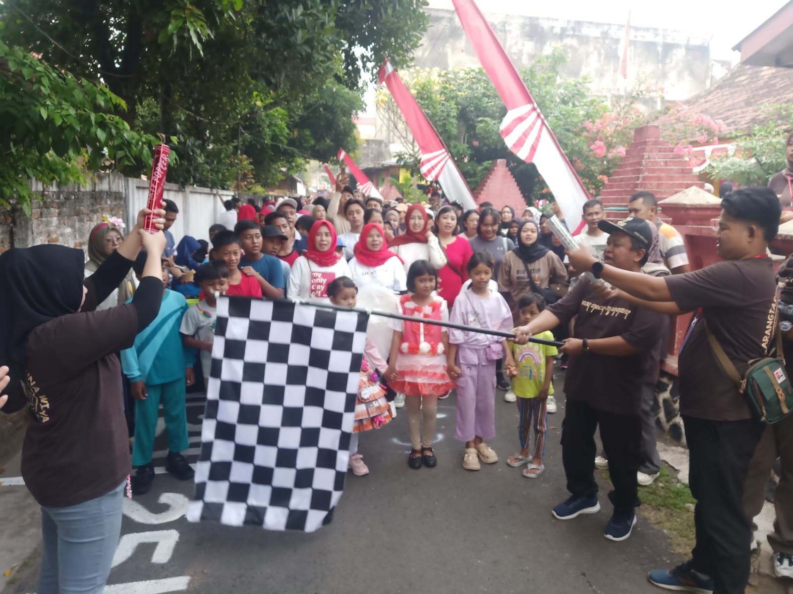 400 Peserta Jalan Sehat, 399 Cari Doorprize, 1 Cari Jodoh—Wonokusumo Geger!