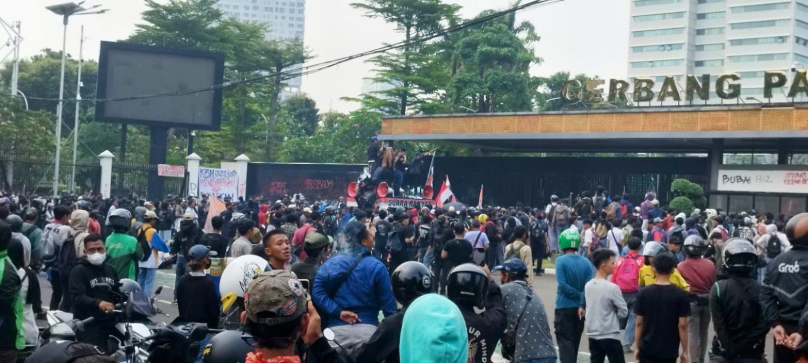 Kesenjangan Tajam: Tunjangan DPR Naik, Rakyat Menjerit Sambil Gigit Tahu Isi Kosong