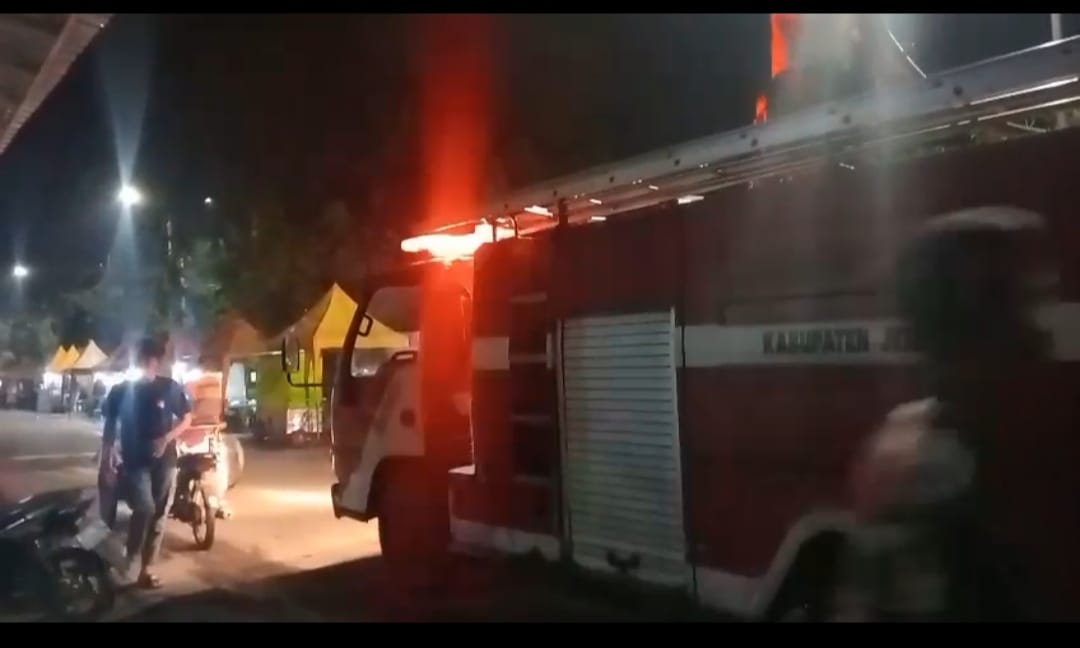 Jago Merah Ngamuk di Tengah Pasar Rambipuji, 5 Lapak Jadi Santapan Malam