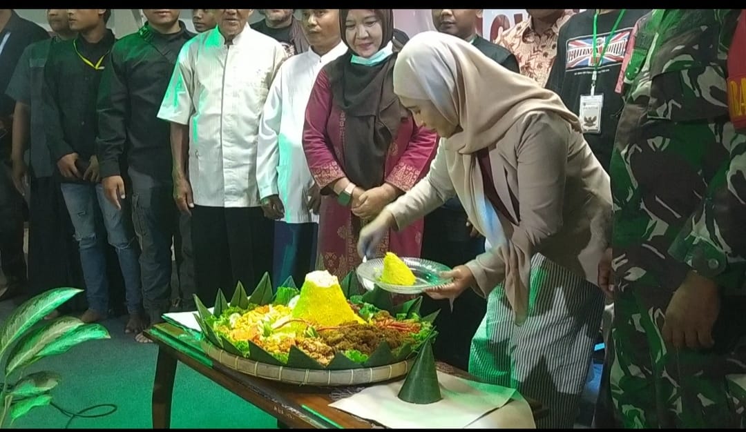 Pedagang Laris, Tumpeng Terpotong, Pentas Seni RW 28 Gudang Karang Meriah dengan Goyangan dan Kereta Api