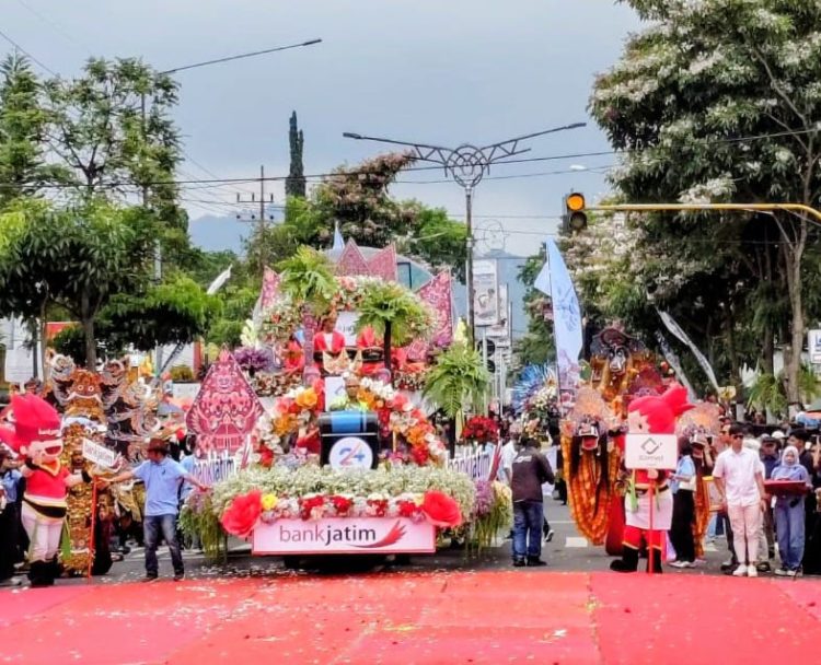 Gaung Batu Art Flower Carnival Masih Terasa: Ketika Mobil Hias Bunga Asli Jadi Incaran Tangan Jail dan Kenangan Manis Warga Batu!