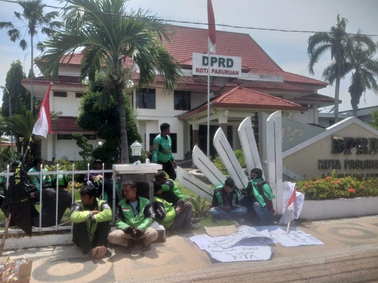 Ojek Online Geruduk DPRD Pasuruan: Mesin Nyendut, Hati Ikut Ngedut!