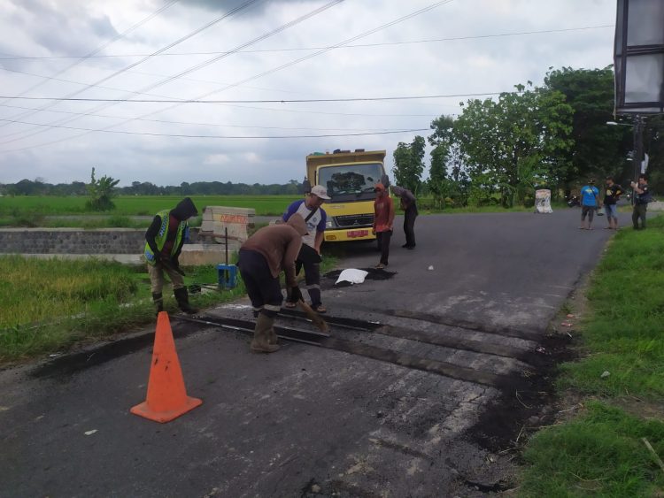 DPU-PR Klaten Pasang Polisi Tidur, Warga: Akhirnya Ada yang Tidur di Jalan dengan Manfaat!