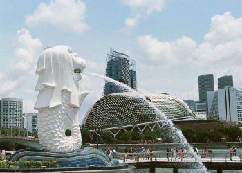 Ngopi Bareng Semar: “Kalo di Sini Ditipu, Paling Cuma Disuruh Sabar — Di Singapura, Dicambuk Beneran!”