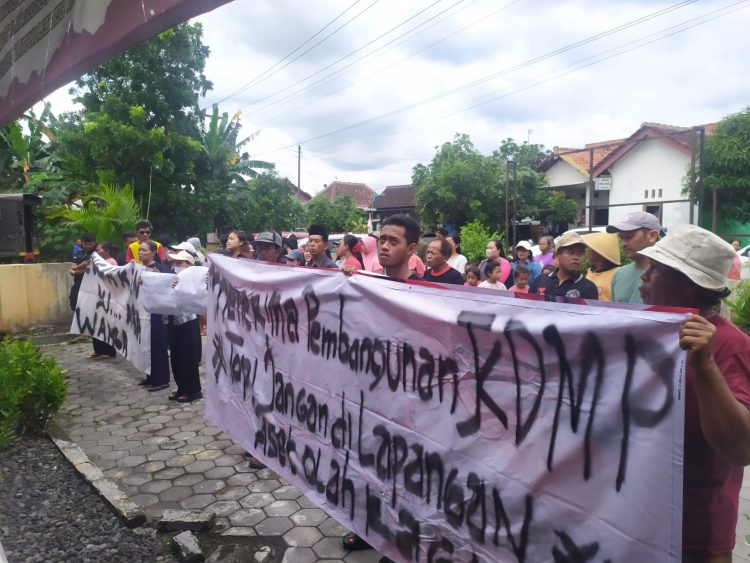 Lapangan Mau Disulap Jadi Gerai? Warga Srebegan: “Main Bola Aja Belum Beres, Kok Mau Dagang!”
