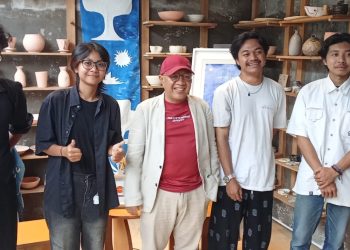 EMPAT MAHASISWA UNESA MENYULAM KERAMIK MENJADI KISAH SENI YANG BERJIWA